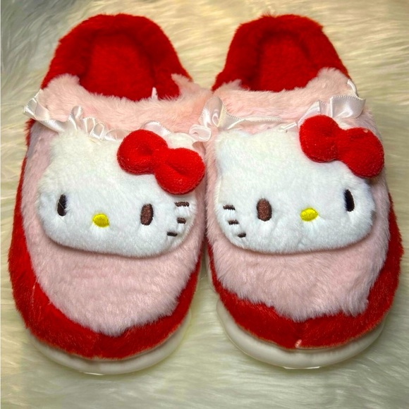New Hello Kitty Fuzzy Slippers Size Big Kid 3.5 - Picture 1 of 5